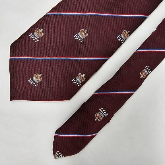 GRENVILLE ENGLAND POLYESTER TIE QUEEN JUBILEE 1977 BURGUNDY STRIPE 4" X 55" - Picture 1 of 2